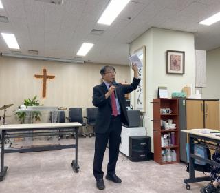 Rev. JEONG Jinwoo of the Seoul Diaspora Church preaching. 