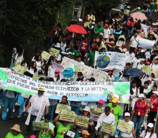 A protest in a street in El Salvador