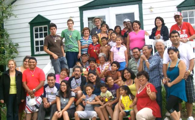 A large group photo of the member of Camino de Emaús at Family Bible Camp.