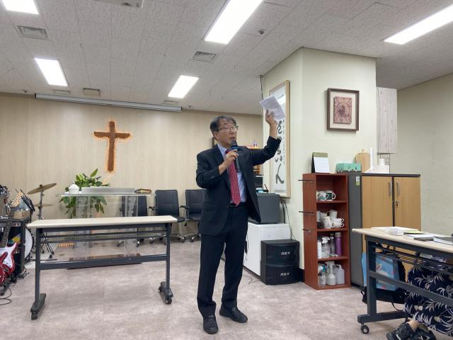 Rev. JEONG Jinwoo of the Seoul Diaspora Church preaching. 