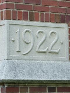 Concrete stone with the number 1922 on it